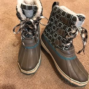 Snow boots